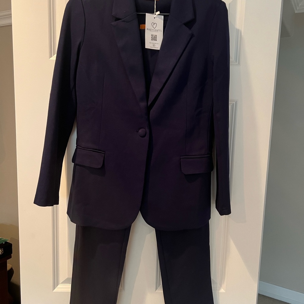 NWT Women’s Navy Suit Blazer and Pants Set Size 8